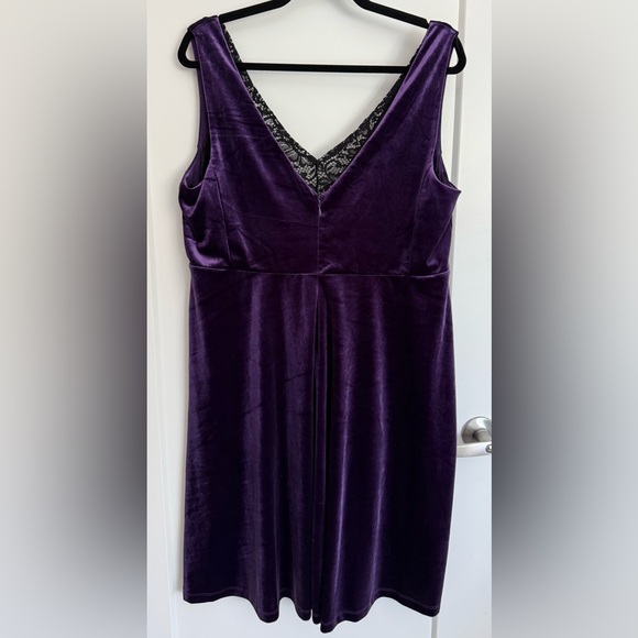 New Noir Elegant Purple Velvet Dress with Black Lace Detail Size X - Picture 3 of 9